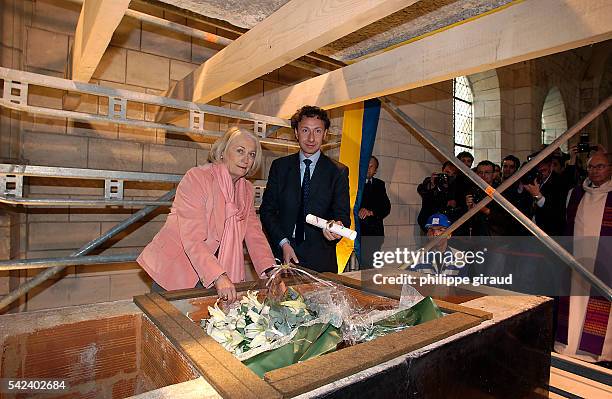 In the tomb of the Collegiate Church of Sainte-Ours, Stephan Bern and European minister and wife of the Mayor of Loches, Mrs. Decamp, place the urn...