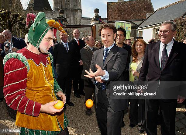 Stephane Bern tries to juggle with the King's jester alongside the Mayor of Loches J.J Decamp during the inhumation ceremony of Agnes Sorel, mistress...