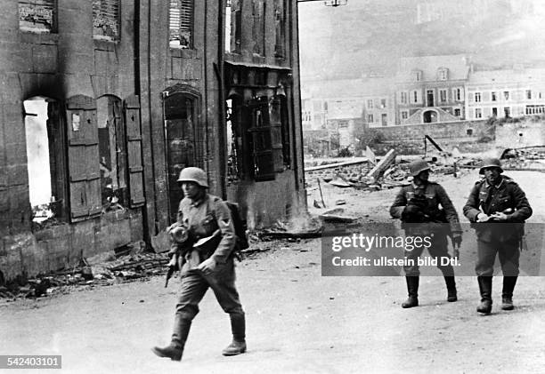 Campaign in the west / battle of france 10.05.-: german soldiers on reconniaissance in a belgian town of southern Ardennes ca.
