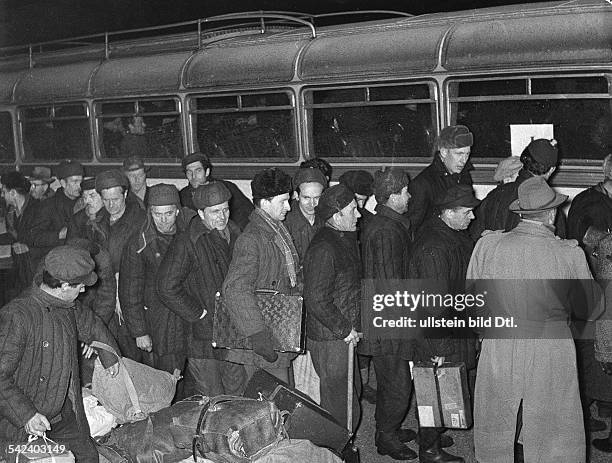 Lager Friedland: Russland-Heimkehrer am Omnibus- 1955