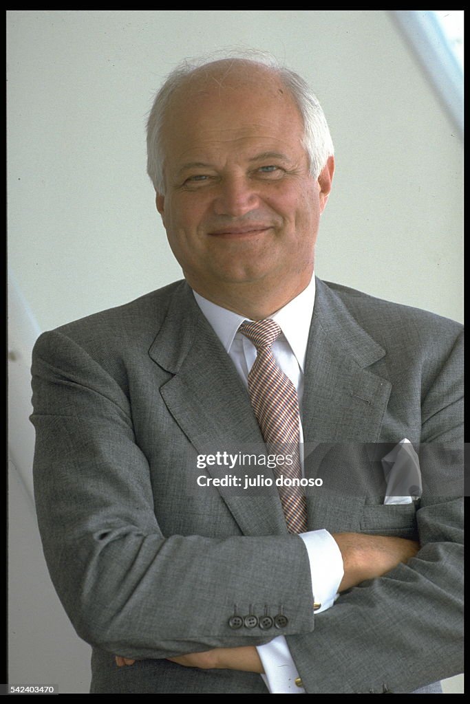JIMMY GOLDSMITH AT PONZA IN ITALY
