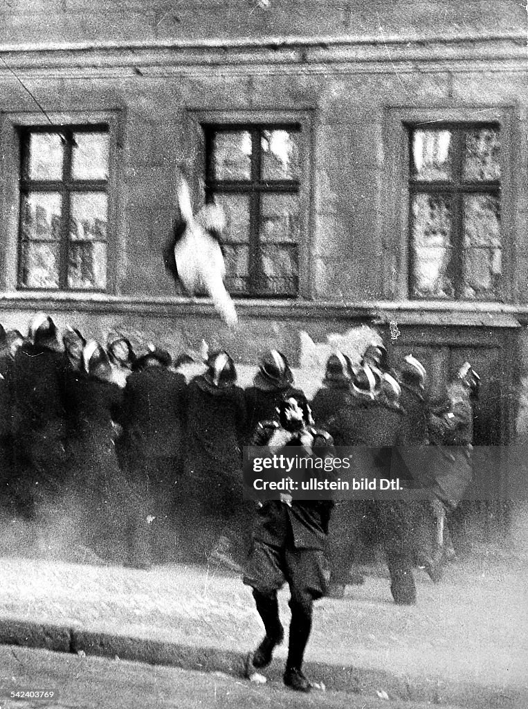 Escapes and escape attempts from East Germany Escape of a middle-aged woman who is jumping into the jumping sheet of the West Berlin fire brigade from a building at 'Bernauer Street' that is situated right on the borderline between the western and ea