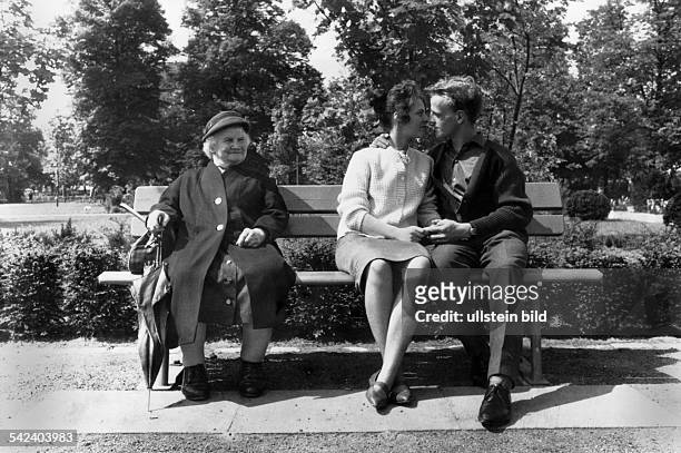 Paar und eine alte Dame auf einer Bank im TiergartenBerlin 1961