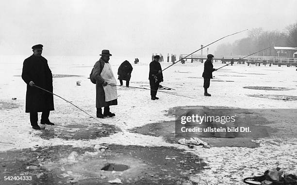 Angler auf dem zugefrorenen Wannsee inBerlin.Januar 1933