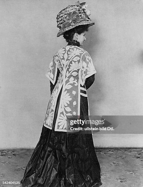 Fashion in the early 20th century Lady in a taffeta dress with lace cape and tall hat - 1909 - Vintage property of ullstein bild