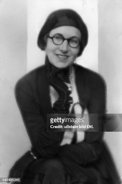 Woman with horn-rimmed glasses, hat and pearl necklace- Photographer: Elli Marcus- Published by: Dame 24/1931Vintage property of ullstein bild