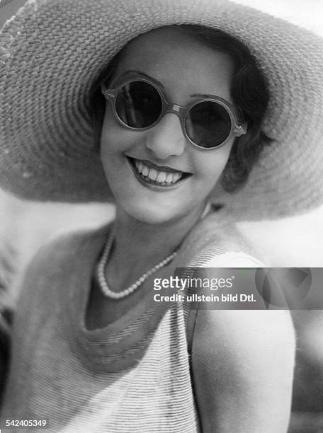 Woman with horn-rimmed sunglasses and straw hat- Photographer: Elli Marcus- 1931Vintage property of ullstein bild