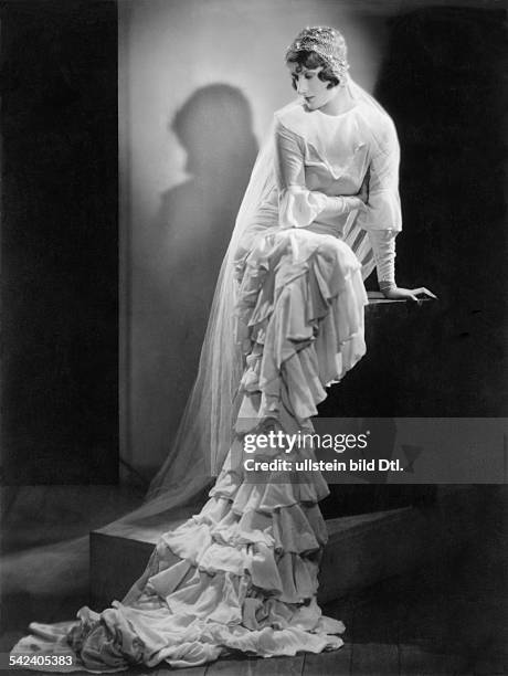 Die junge Gattin des Pariser Modeschöpfers Marcel Rochas in einem von ihm entworfenen Brautkleid- veröffentlicht in Dame 12/1930