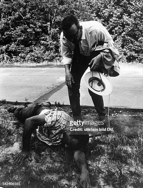 James Meredith Bürgerrechtler, USAwurde auf seinem Marsch "gegen die Furcht" von einem Rassenfanatiker angeschossen- Juni 1966