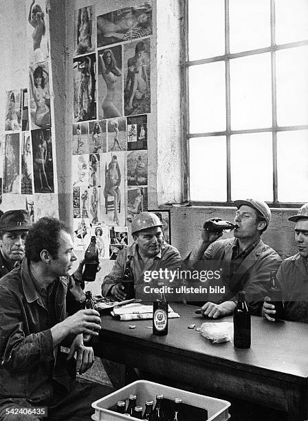 Brotzeit in einem Ausbesserungswerk der Bundesbahn- 1971