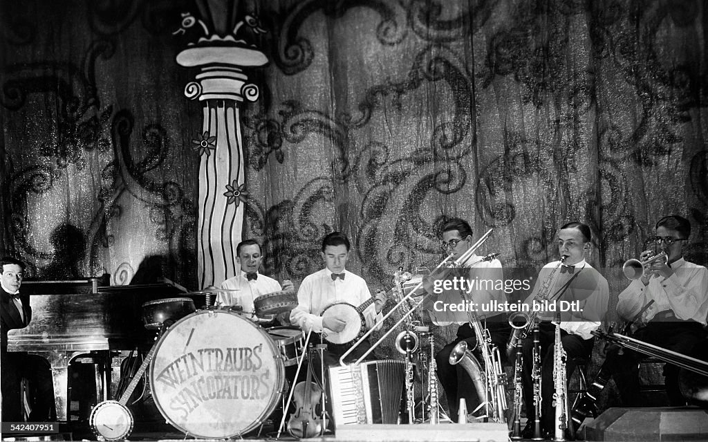 The 'Weintraub Syncopators' in the Berlin Revue 'Das bist Du', on the piano: Friedrich Hollaender - 1927- Photographer: Lili Baruch- Published by: 'Der Querschnitt' 12/1927Vintage property of ullstein bild