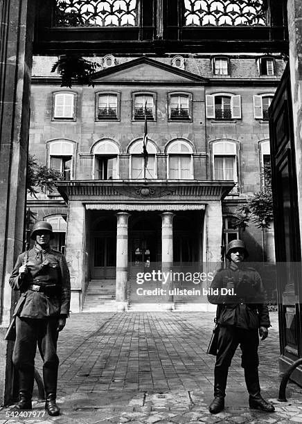 Eingang zur Botschaft mit deutschenPosten davor- 1935