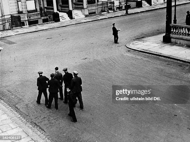 Bergarbeiter aus Wales demonstrieren in kleinen Gruppen im Londoner Stadtteil Kensington1935Foto: Erich Salomon