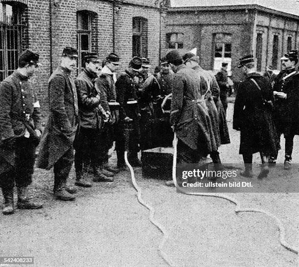 Das Grubenunglück vom im Kohlebergwerk der Compagnie de Courrières im nordfranzösischen Kohlerevier in der Nähe der Stadt Lens:- Französiche Soldaten...