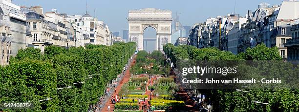 The Avenue Champs-Elysee discovers its roots for two days over a 2 km stretch where imported soil planted with natural agricultural products reminds...