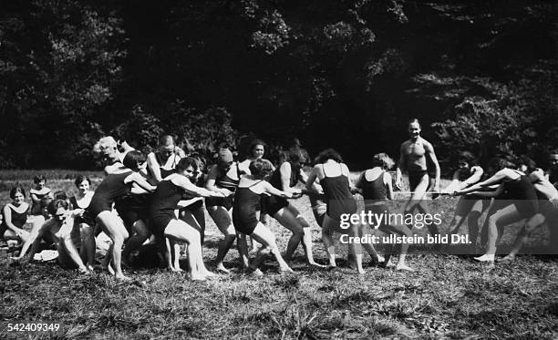 Schülerinnen beim Tauziehen- 1928Aufnahme: Lazlo Willinger