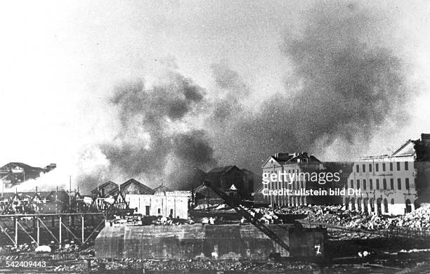 Kai und Hafenanlgen von Cherbourg wurdenvon der Wehrmacht zerstört, um dasAusladen von Kriegsmaterial für dieAlliierten unmöglich zu machen- Juli 1944
