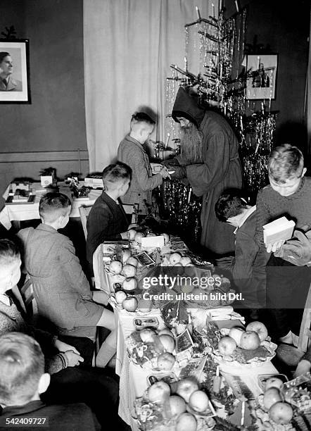 Weihnachtsfeier bei den landverschickten Berliner Kindern- 1940- Aufnahme: Presse-Illustrationen Heinrich Hoffmann