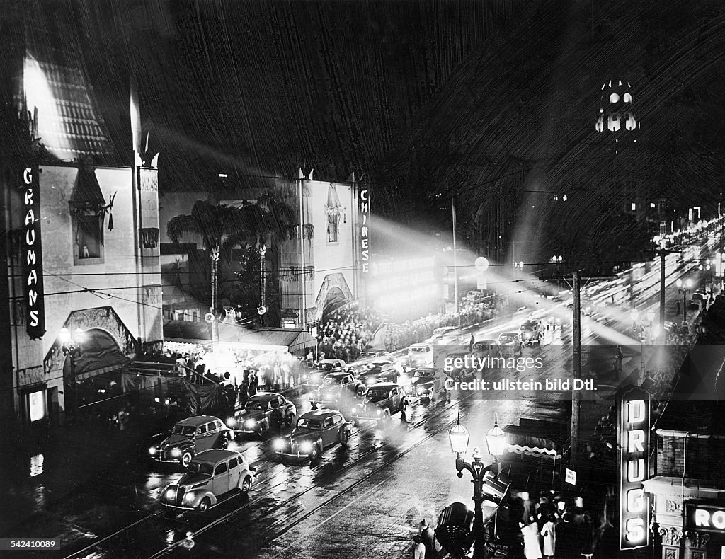 USA Los Angeles Grauman's Chinese Theater in Hollywood Premiere of a movie at Grauman's Chinese Theater in Hollywood - probably around 1948 - Vintage property of ullstein bild