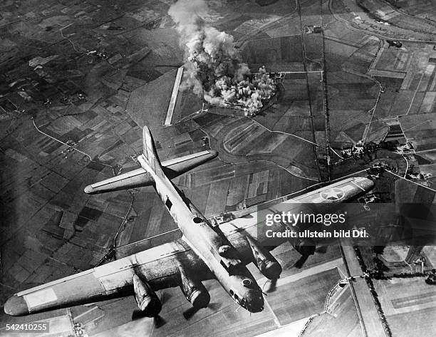 Grosseinsatz der 8. US-Luftflotte:Bombardierung der Endmontagehallen derFlugzeugwerke Focke-Wulf bei Marienburgin Ostpreussen durch Bomber des...