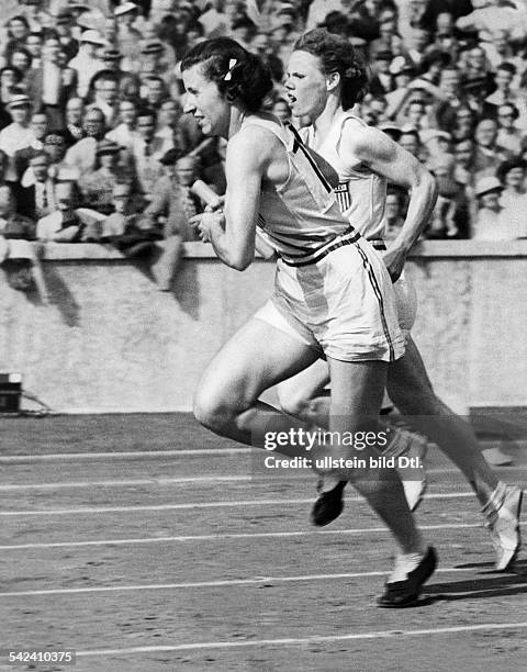 Olympische Spiele 1936 in Berlin- 400-Meter-Staffellauf der Frauen, erster Stabwechsel des siegreichen Teams der USA,rechts: Bland, links: Rogers-...