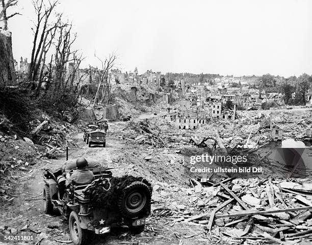 Mit Sandsack und Maschinengewehrausgerüstete Jeeps bei der Einnahme derzu Beginn der Invasion durchBombardements fast völlig zerstörtenStadt Saint-Lo