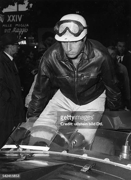 Mille Miglia von Brescia nach RomDer Spanier Alfonso de Portago, der später denTod fand, am Start- 1957
