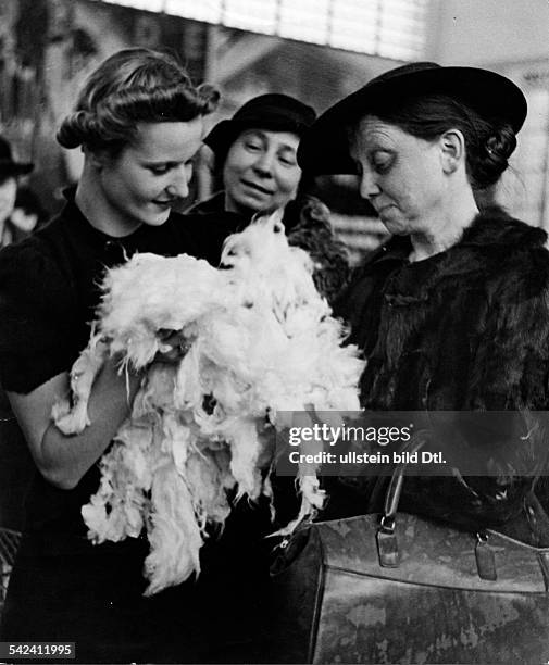 Textil-Ausstellung Berlin 1937:Besucherinnen beim Begutachten derZellwolle- 1937