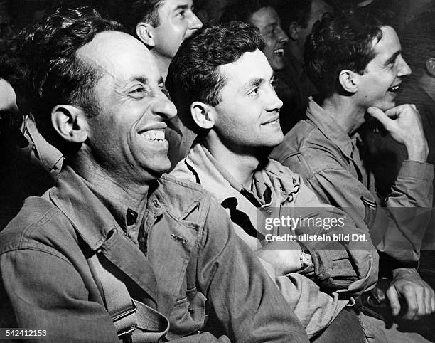 Hinter der Front: Soldaten bei einerFilmvorführung- 1944