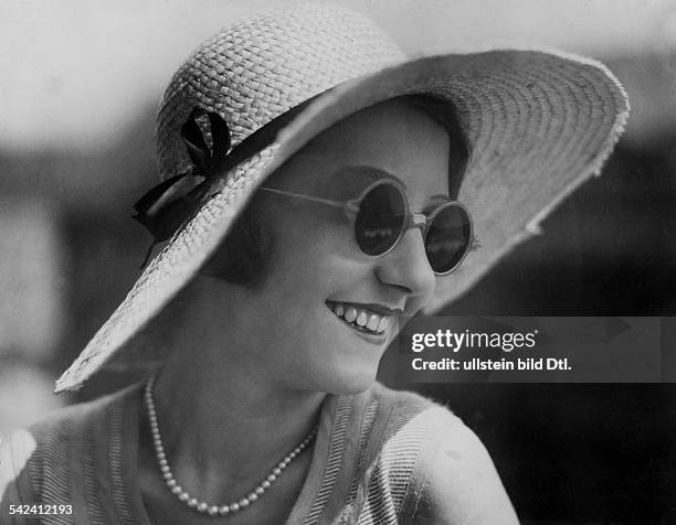 Woman with horn-rimmed sunglasses and straw hat- Photographer: Elli Marcus- Published in Dame 24/1931Vintage property of ullstein bild