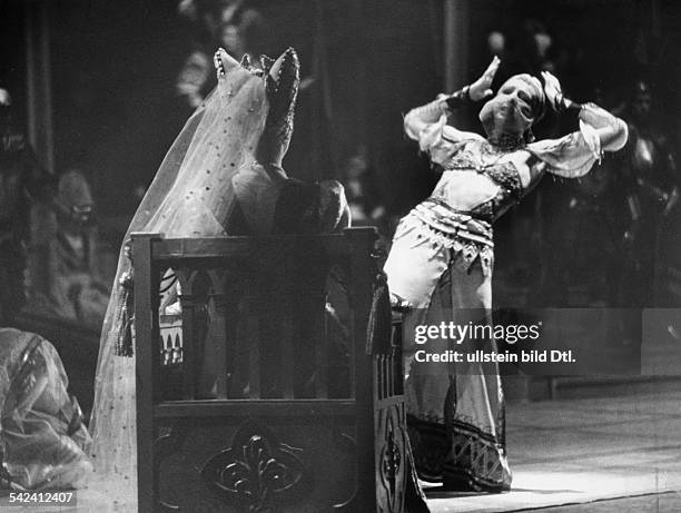 Szene aus der Tanzdichtung "Joan vonZarissa" von Werner Egk- 1940Erschienen in Dame 5/1940Fotografie: Hanns Hubmann