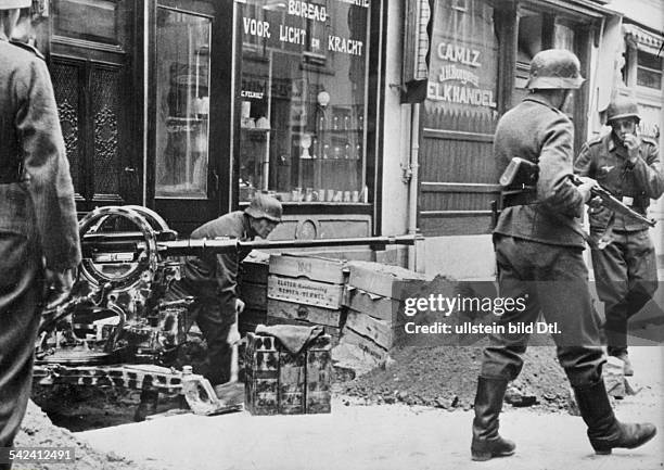 Gescheiterte alliierte Luftlandungbei Arnheim, September 1944:- eine deutsche 2cm-Flak in den StrassenArnheims.