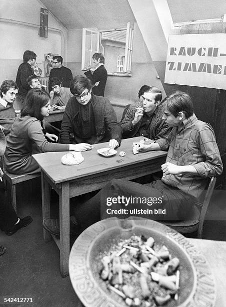 Raucher-Zimmer in der Sophie-Scholl-Schule inBerlin-Schöneberg.Januar 1968