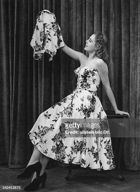 Schulterfreies Kleid- 1951- Foto: B. Pofahl- veröffentlicht im "Berliner Anzeiger" vom