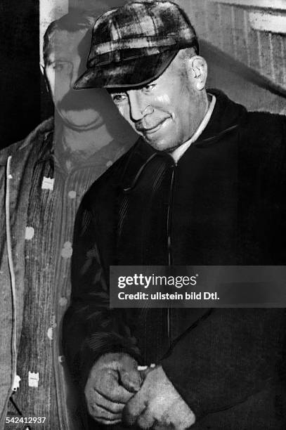 Verbrecher: Ed Gein wird in Handschellen abgeführt,ihm wird der Mord an mindestens 10Menschen vorgeworfenNovember 1957
