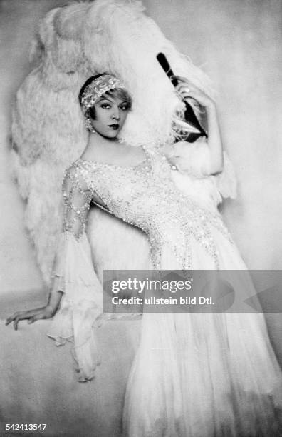 Die Tänzerin Jeanne Barry in einem Tüllrock mit pailettenbesticktem Oberteil und Straussenfedernerschienen Dame 3/1929/30Foto: Atelier Angelo