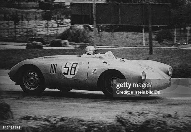 Der Sieger des Rennens '1000 Kilometervon Buenos Aires' in der Klasse leichterWagen, der Guatemalteke Juhan aufPorsche.1954