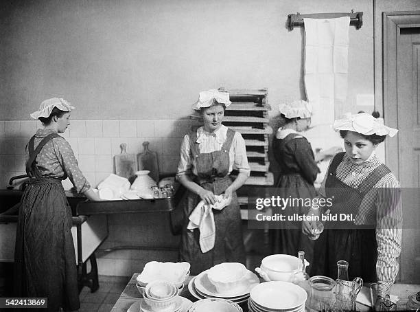 Deutschland; Potsdam: Haushaltungsschule, Schülerinnen beim Geschirr abspülen 1916Foto: Freyberg