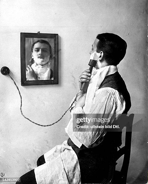 Shave Man with an electric shaver - Vintage property of ullstein bild