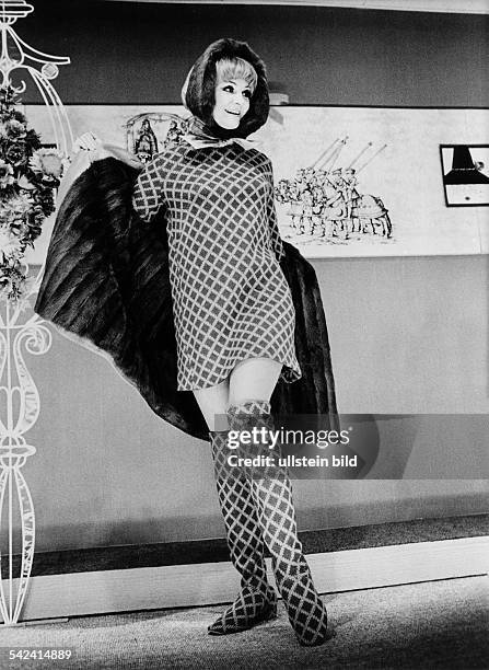 Minikleid und dazu passende Stiefel aus Zellwolle1967