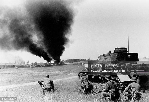 Beginning of the campaign against soviet union /eastern front: German infantry and tanks attacking soviet defence positions in a village. July 1941