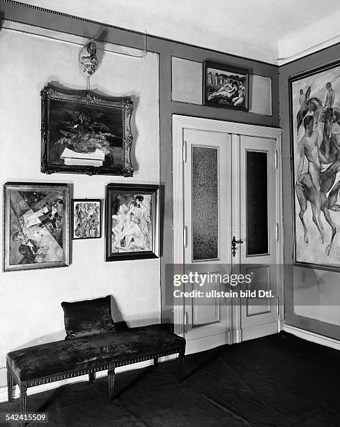 Diele in der Wohnung des Kunsthändlers Alfred Flechtheim, Berlin in der Bleibtreustrasse 15 in Charlottenburg: an der Wand Gemälde von George Grosz,...