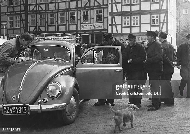 Heimkehrer bestaunen in Eschwege einen VW - Käfer- 1950er Jahre