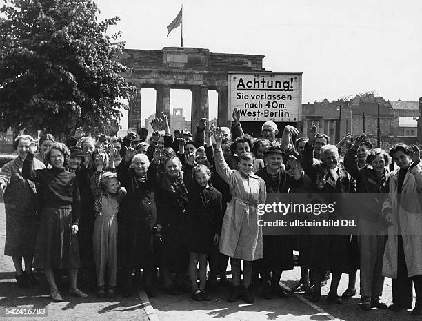 Umsiedler aus den in Polen liegenden ehemaligen deutschen Ostgebieten vor dem Brandenburger Tor, Berlin- Mai 1956