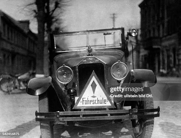 Fahrschulauto mit Schild "Fahrschule"- 20er Jahre