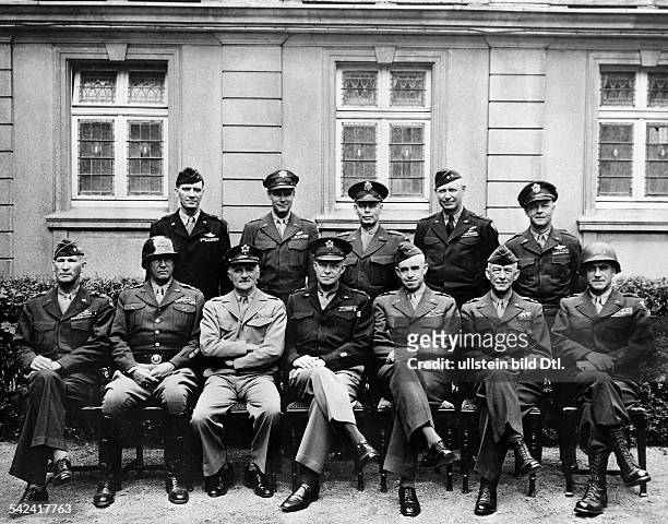 Die Generalität im Hauptquartier derAlliierten inVersailles; sitzend : WilliamH. Simpson , George S. Patton, Carl A. Spaatz , der...