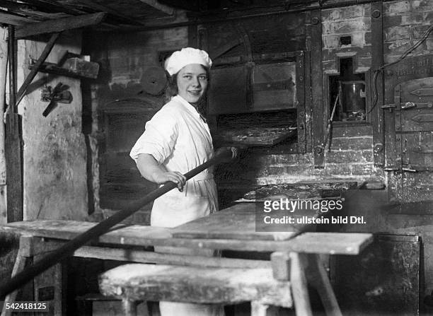 Der erste weibliche Bäcker aus Fehrbellinin der Backstube- 1932