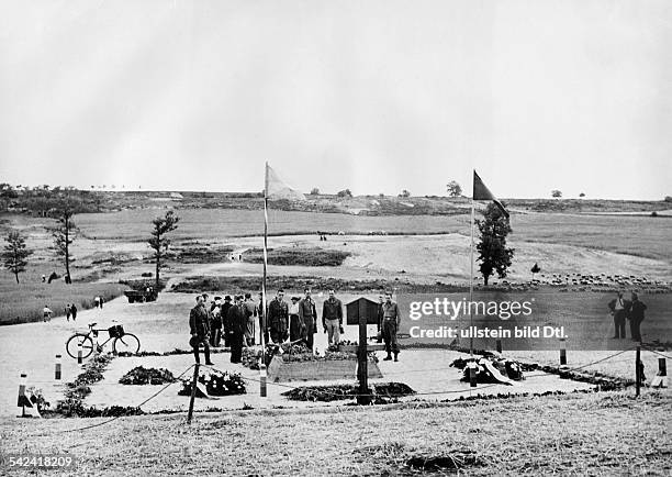 Amerikanische Soldaten am Massengrab derEinwohner von Lidice , dieals Vergeltung für das Attentat auf denstellvertretenden Reichsprotektor...