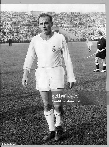 Di STEAFANO . Argentine soccer player. Photographed while a member of the Spanish team Real Madrid, 1962.