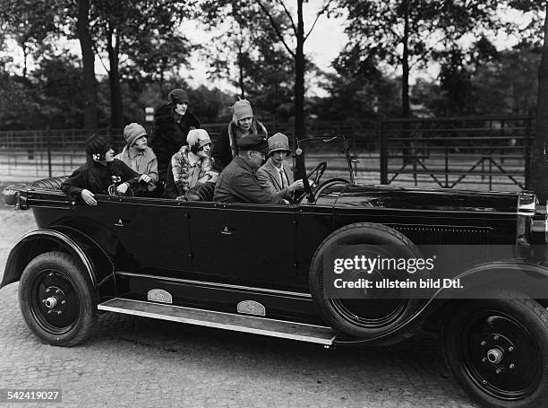 Revue girls The Tiller-Girls take lessons in driving - 1927 - Photographer: Zander & Labisch - Published by: 'Berliner Illustrirte Zeitung' 43/1927...